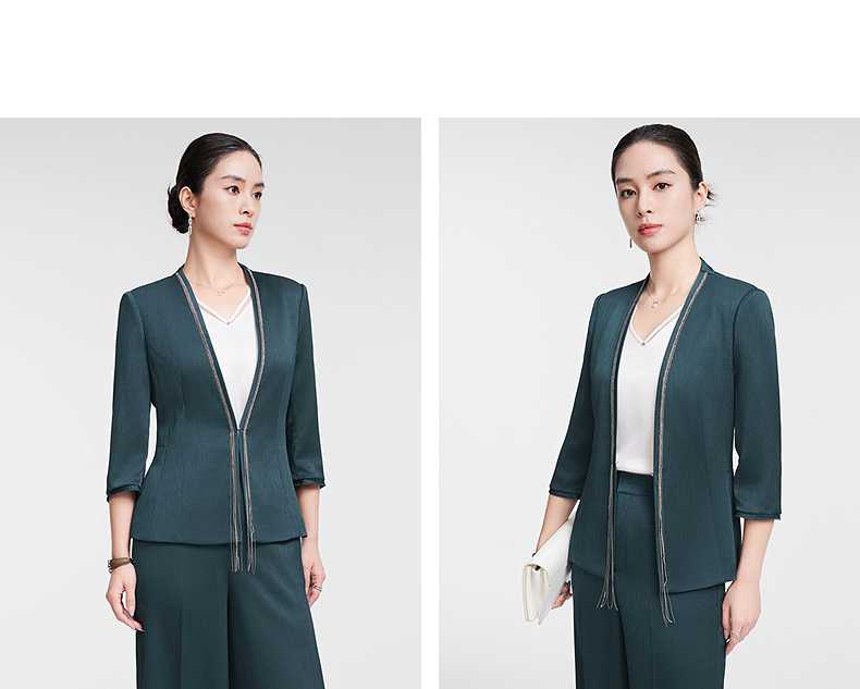 上品な装いの飾り紐付きノーカラージャケット