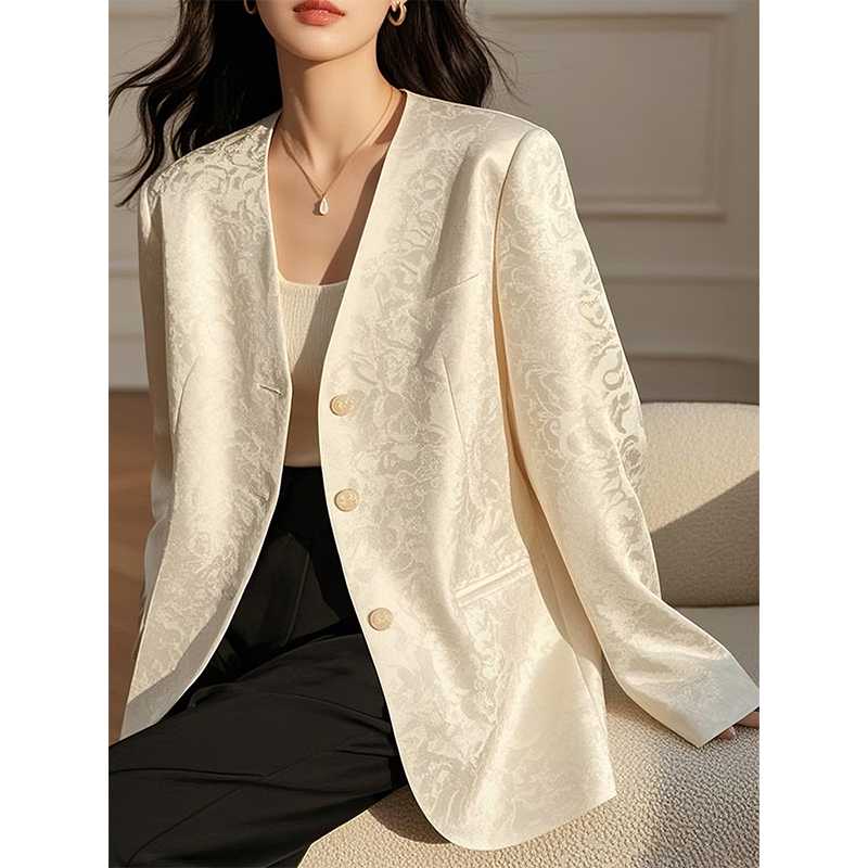 上質織柄入りノーカラージャケット