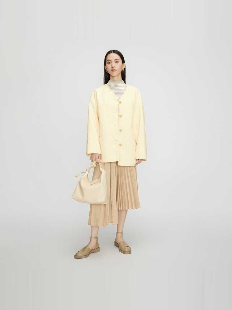 キルティング風合いのゆったりノーカラージャケット