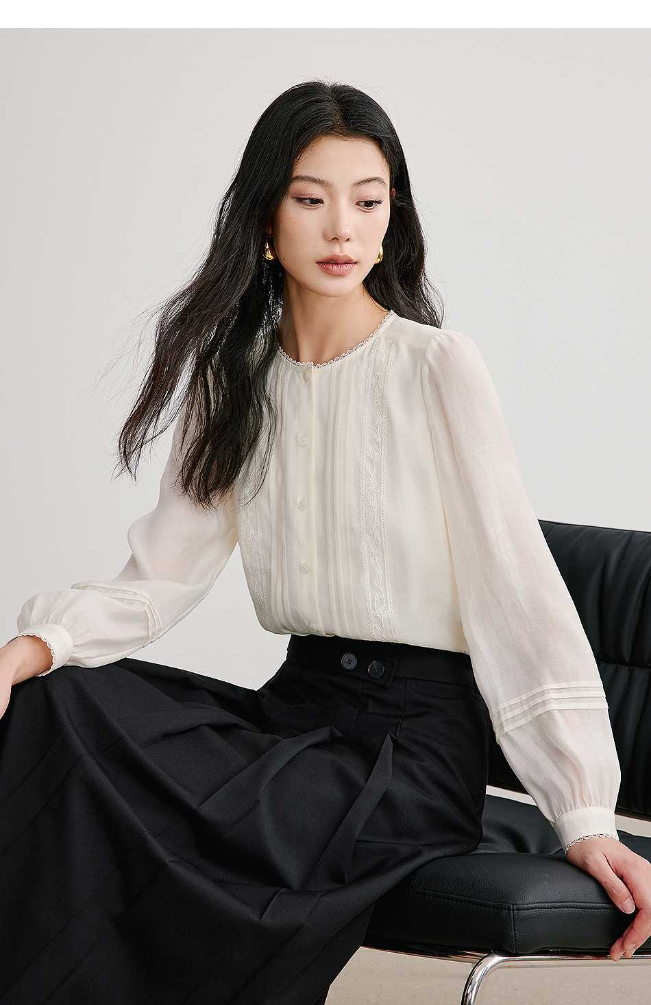 ノーカラージャケット 上品プリーツ刺繍ブラウス