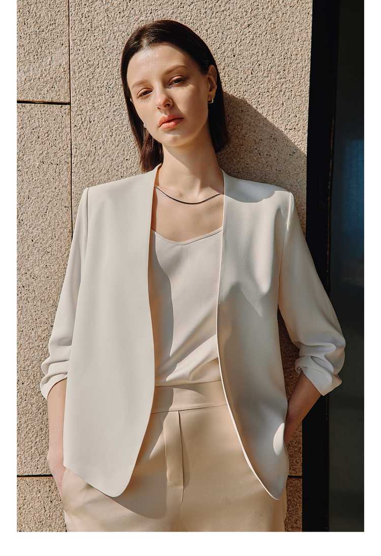 優美なノーカラージャケット