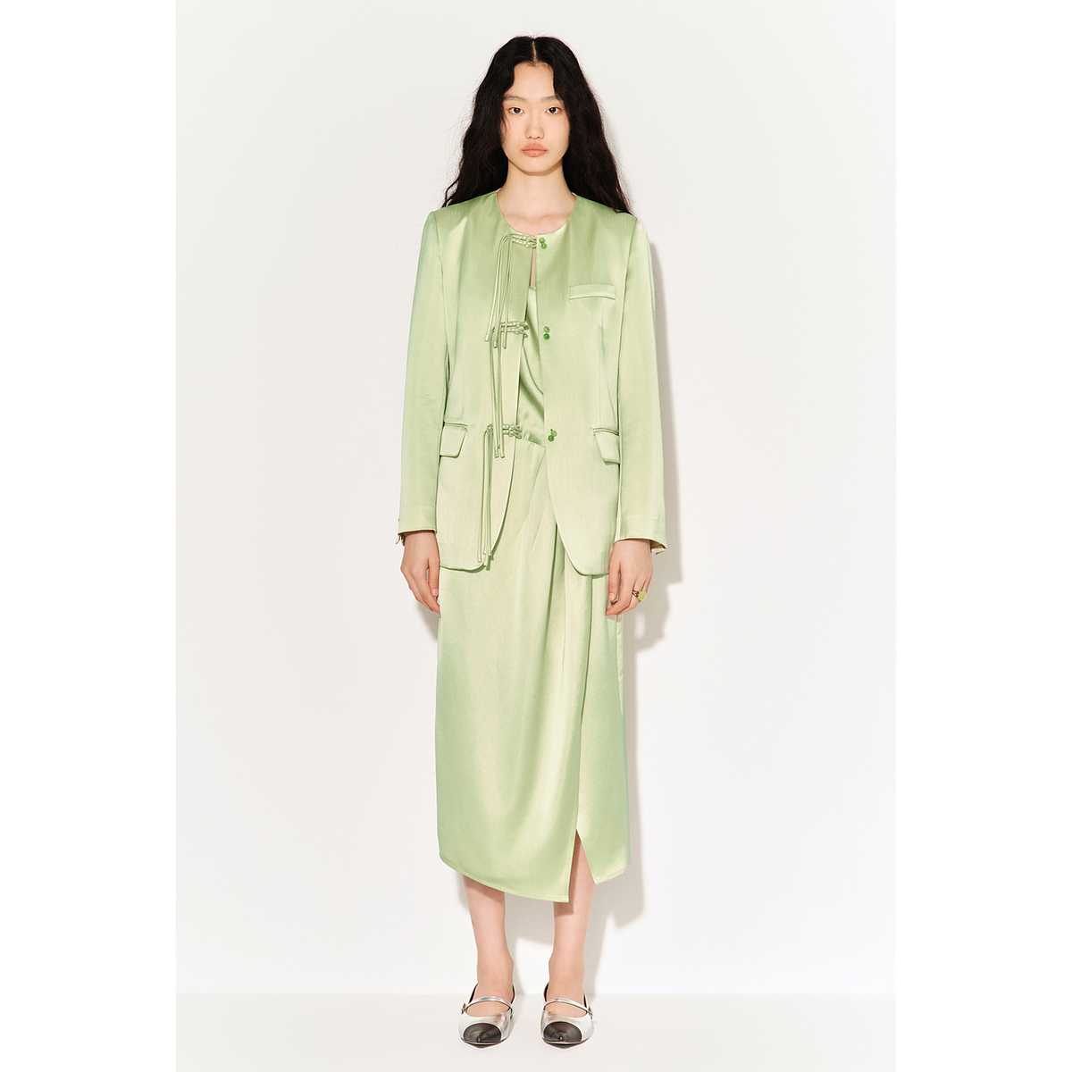 洗練されたノーカラージャケット