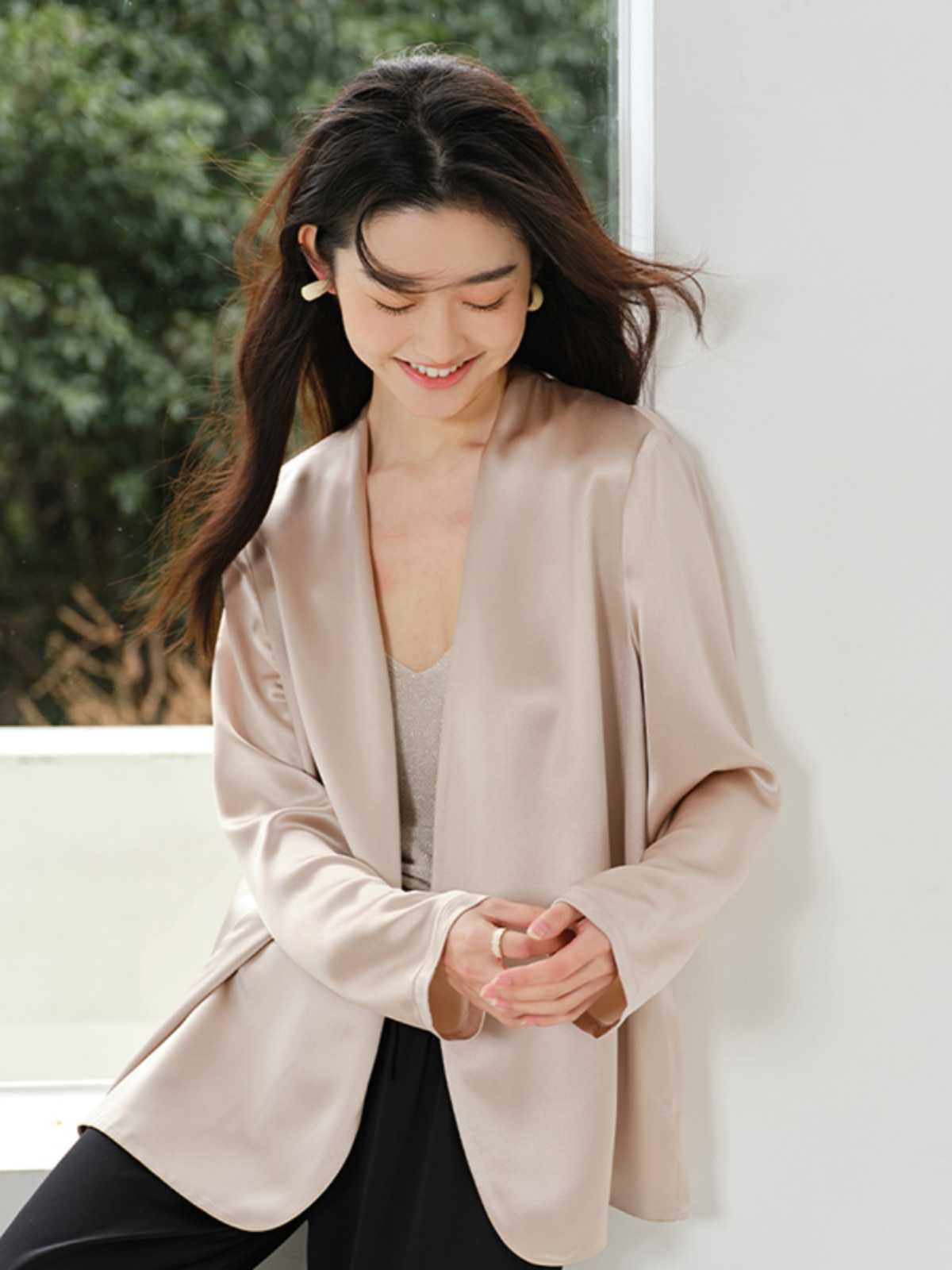 風薫る優美なノーカラージャケット