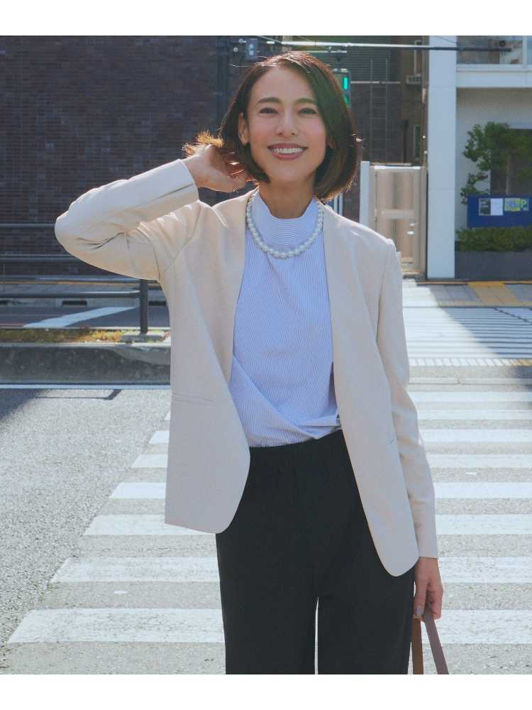 軽やかな風合いのノーカラージャケット