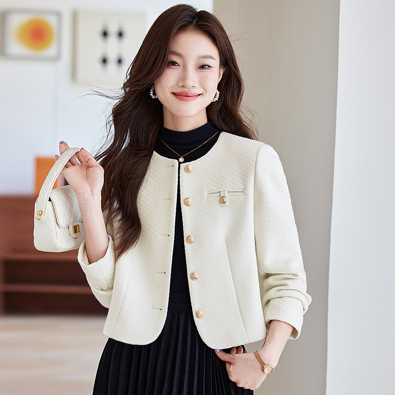 https://fulmo-img-server.com/collarless/51cef725-ea3f-4c95-a67b-9b23e34152bd.jpg