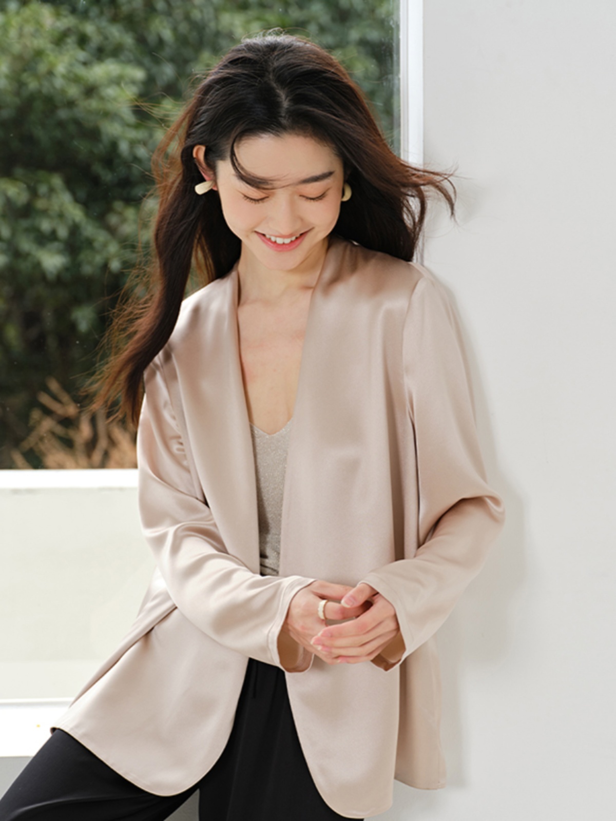 風薫る優美なノーカラージャケット