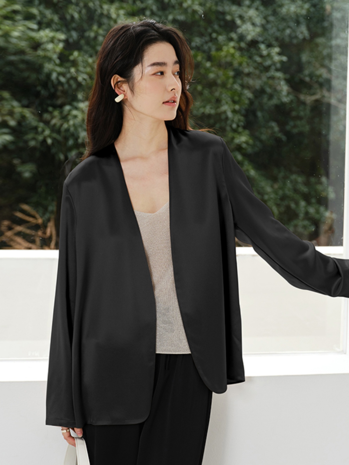 風薫る優美なノーカラージャケット