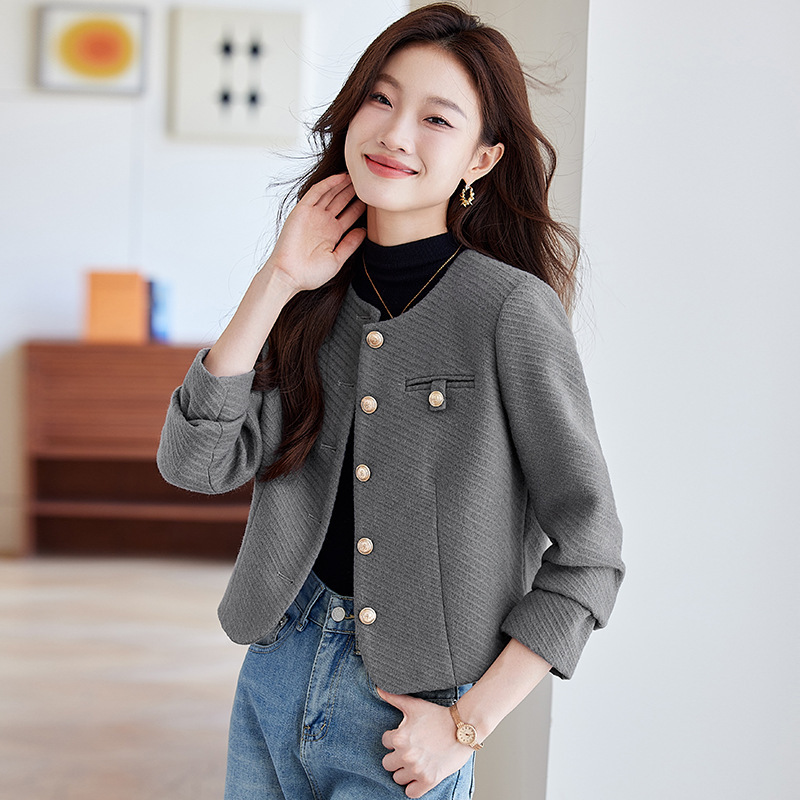 https://fulmo-img-server.com/collarless/c10829ce-8bc6-4cc3-861b-6479869a6c9a.jpg