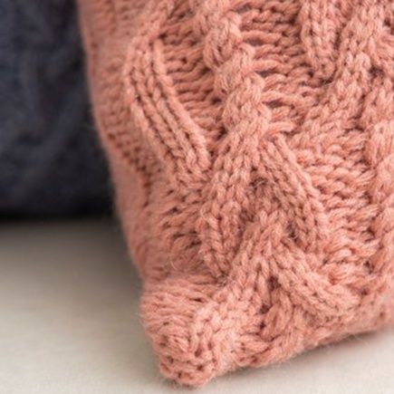 ソファクッション 立体ケーブル編みニット素材のソファクッション