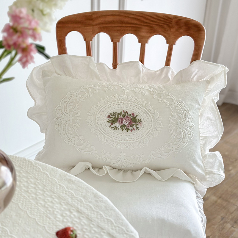 優美なレース刺繍フリルソファクッション