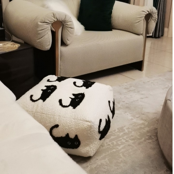ソファクッション おすまし黒猫柄フロアクッション