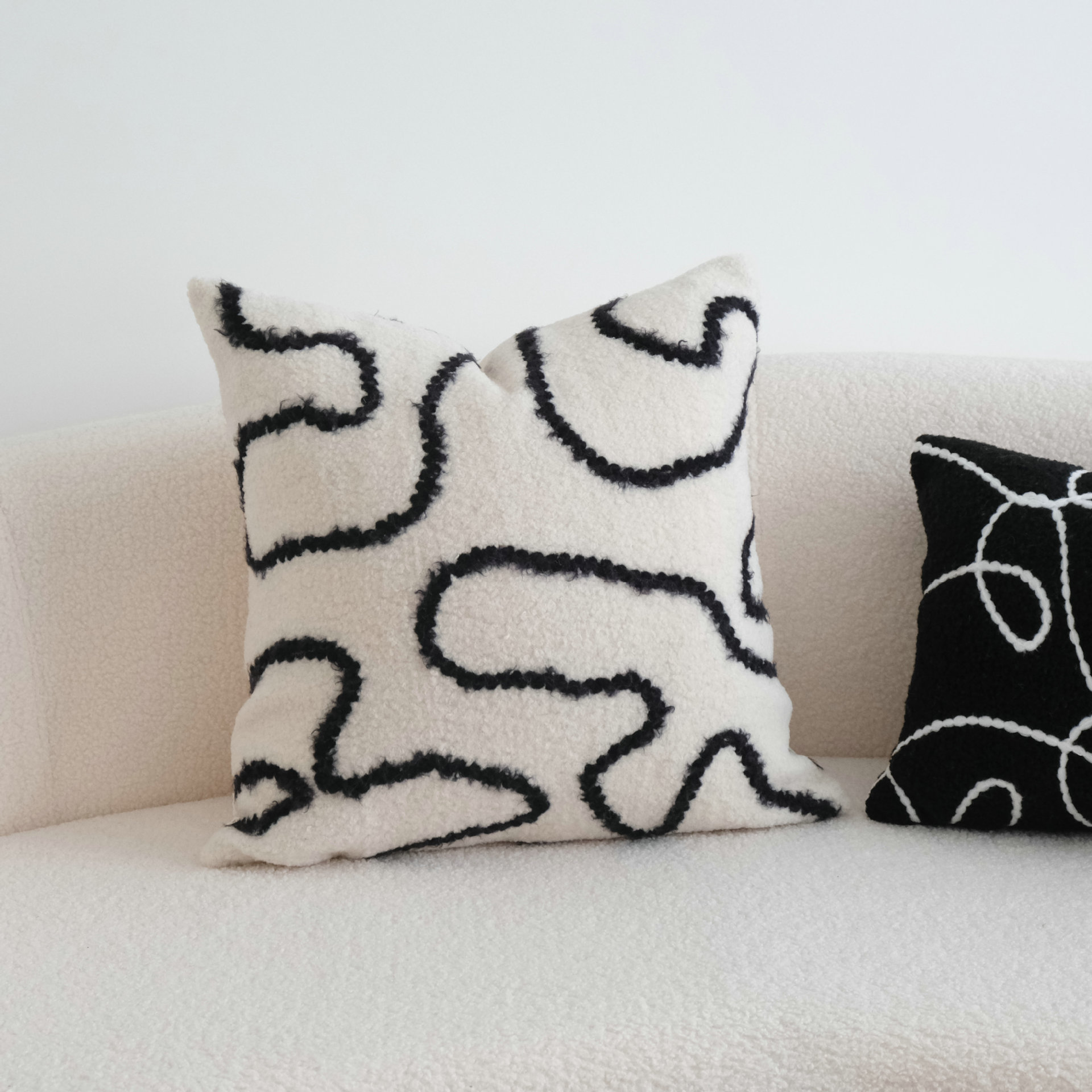 ソファクッション 曲線刺繍アートクッション
