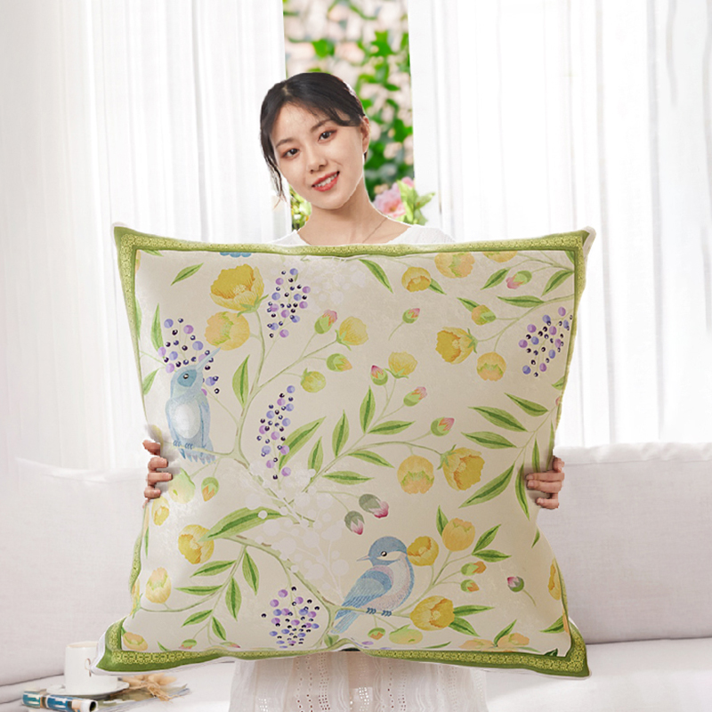 優美な花鳥クッション
 ### 
 上質な生地に繊細な花と小鳥のデザインを施したソファクッション。