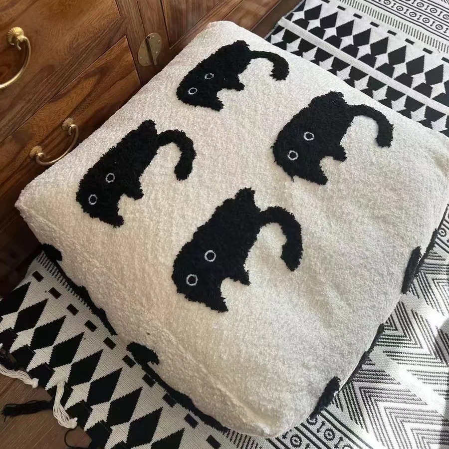 ソファクッション おすまし黒猫柄フロアクッション