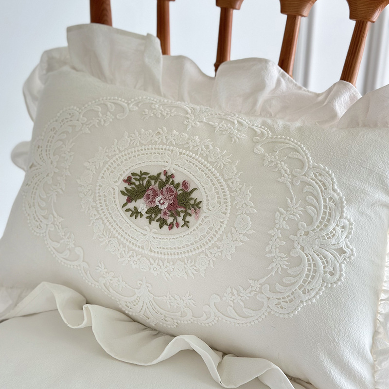 優美なレース刺繍フリルソファクッション