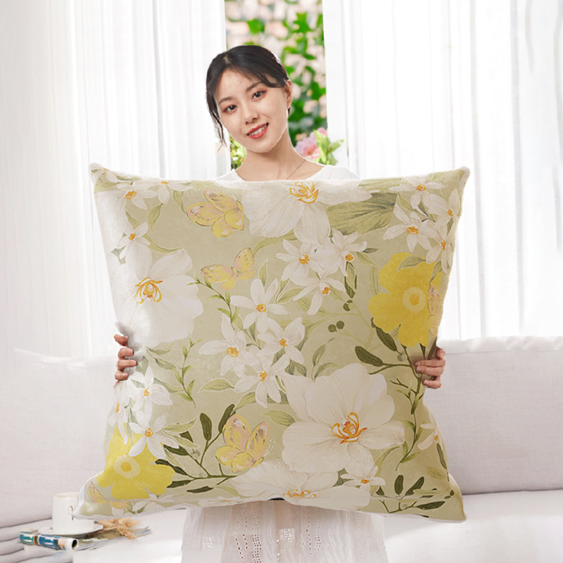 優美な花鳥クッション
 ### 
 上質な生地に繊細な花と小鳥のデザインを施したソファクッション。