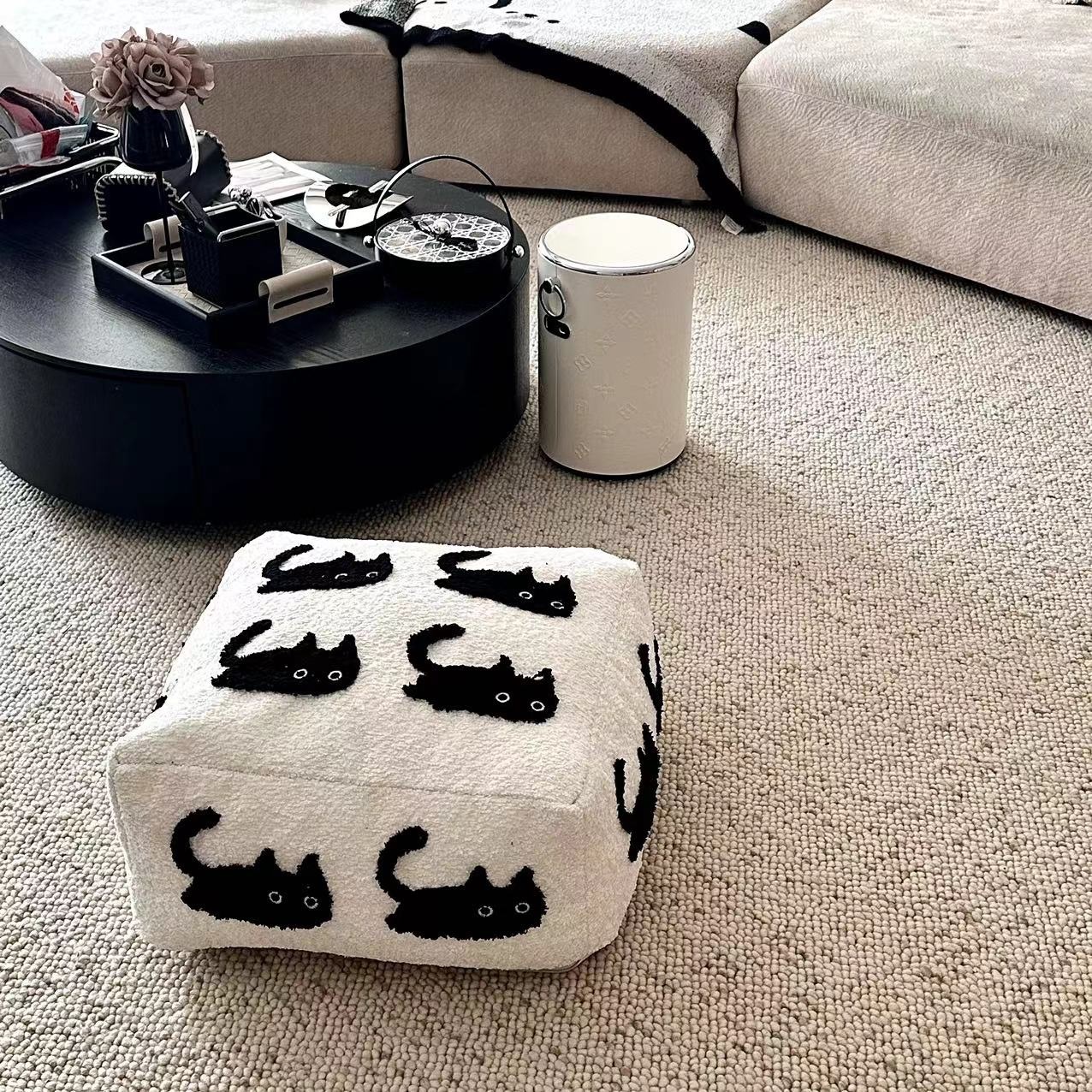 ソファクッション おすまし黒猫柄フロアクッション