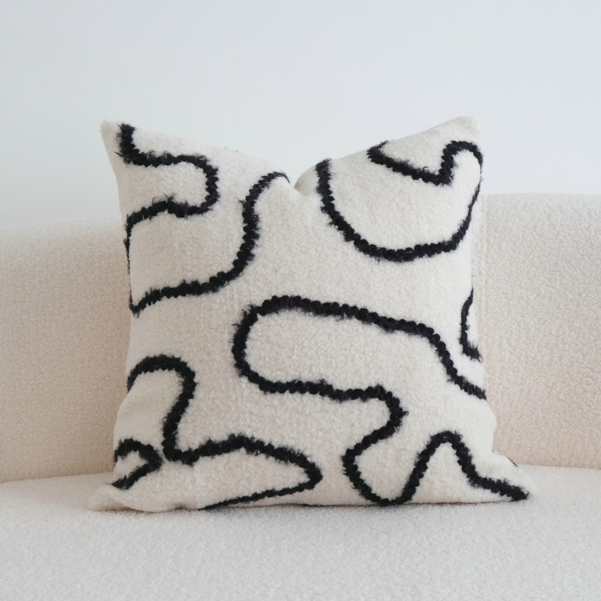 ソファクッション 曲線刺繍アートクッション
