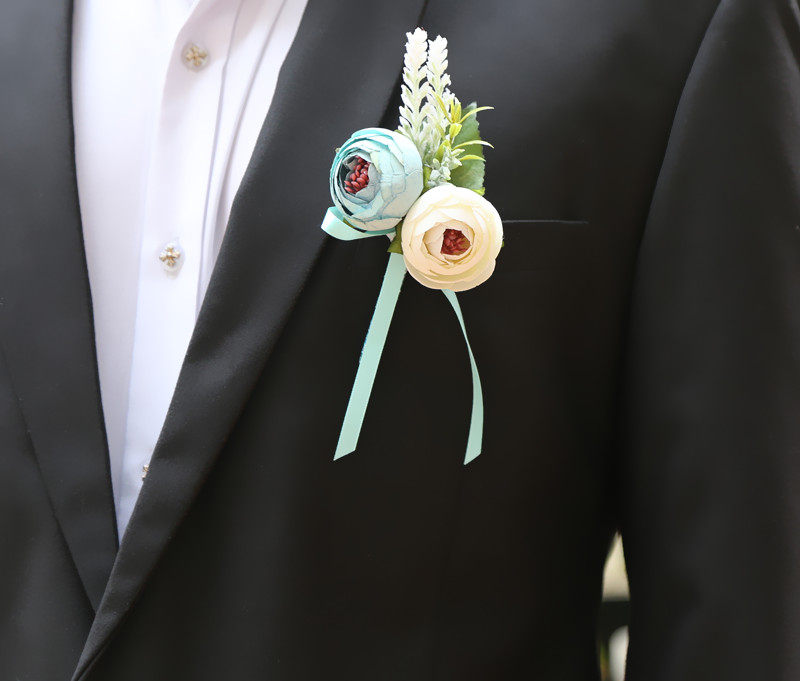 コサージュ 丸花と小花が彩るリボン付き胸花