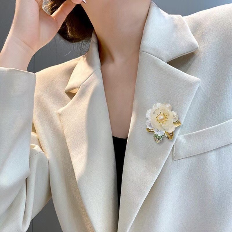 コサージュ 優雅な花びらパール装飾　結婚式