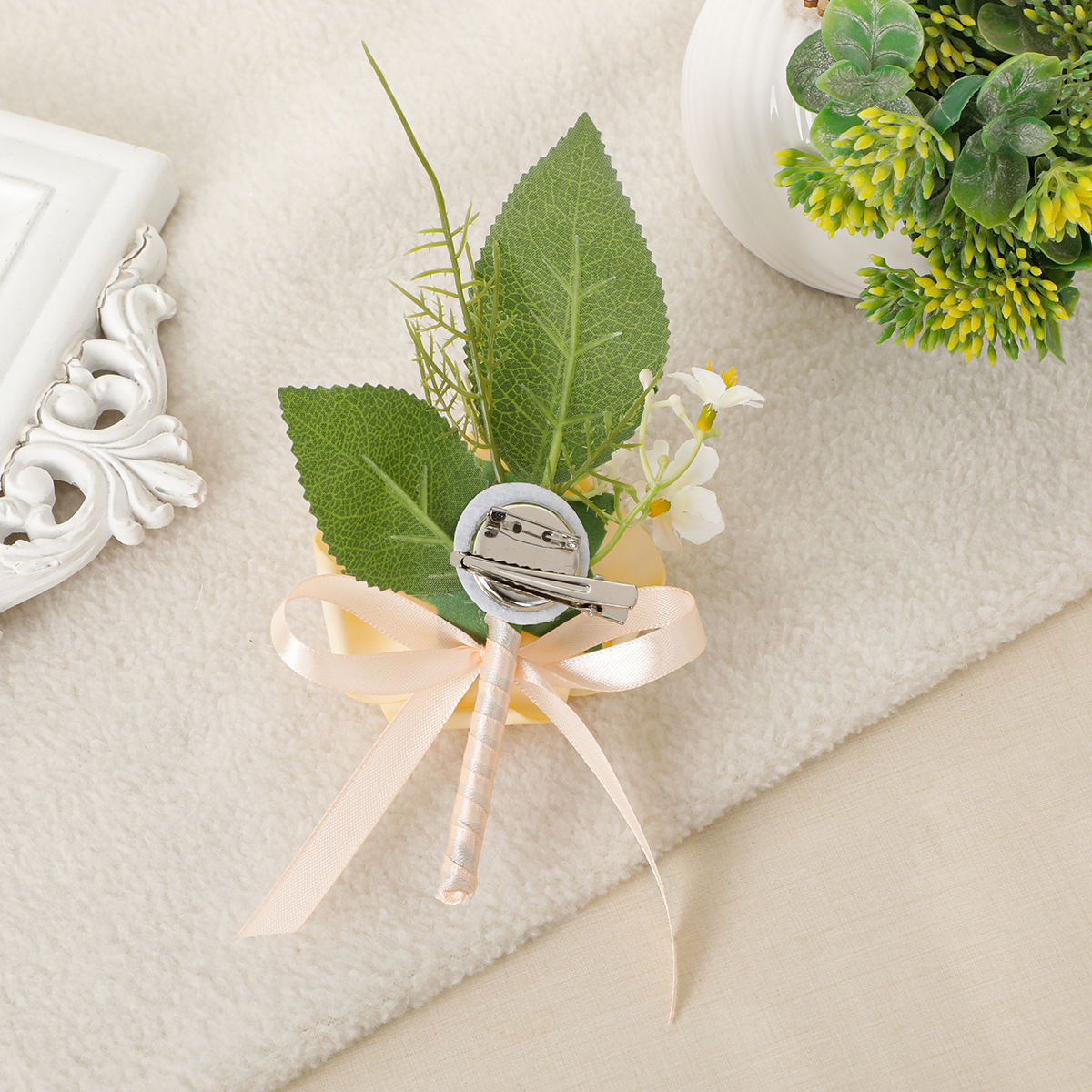 コサージュ 薔薇と小花の上品な胸元飾り