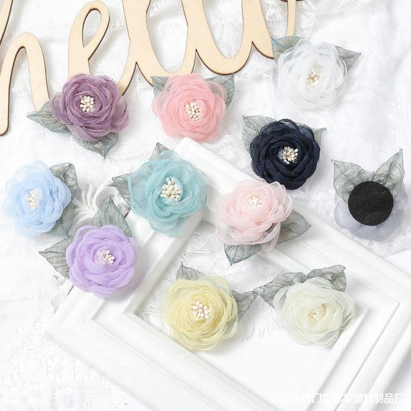 コサージュ 清楚な花びらとパールビーズの優美なバラ型コサージュ