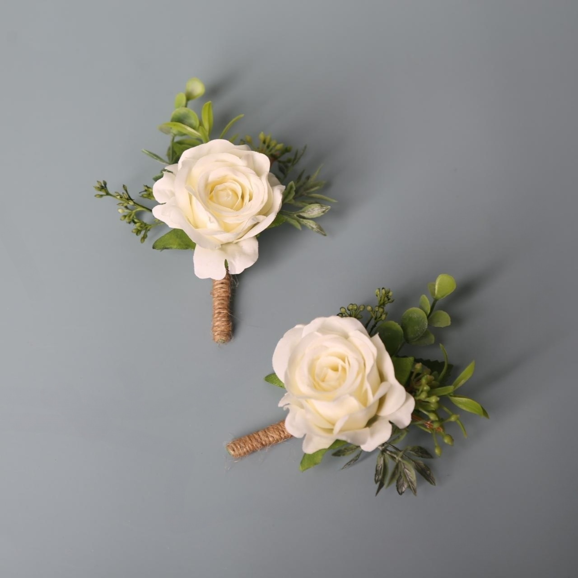 薔薇と緑の葉が彩る上品な入園式用コサージュ