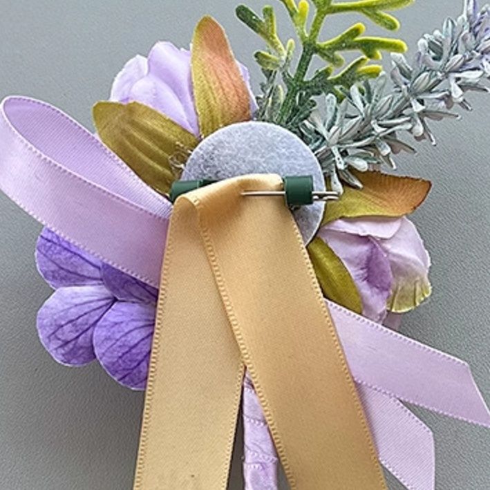 コサージュ 優美な花飾り 晴れの日の胸元