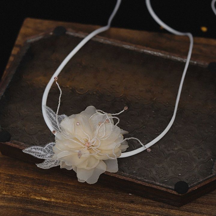 コサージュ 優美な花びらのカチューシャ飾り
