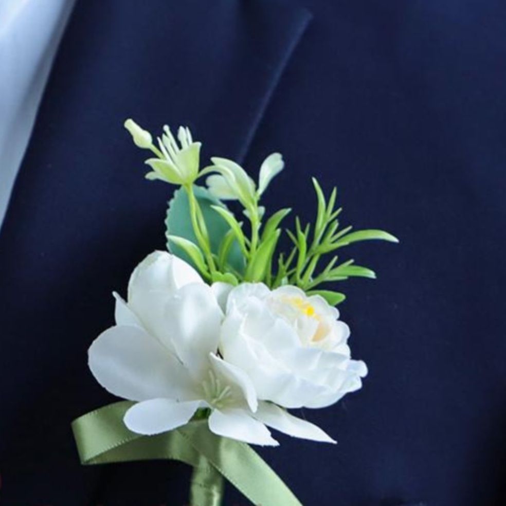 コサージュ 優美な華やぎ 胸元の祝福