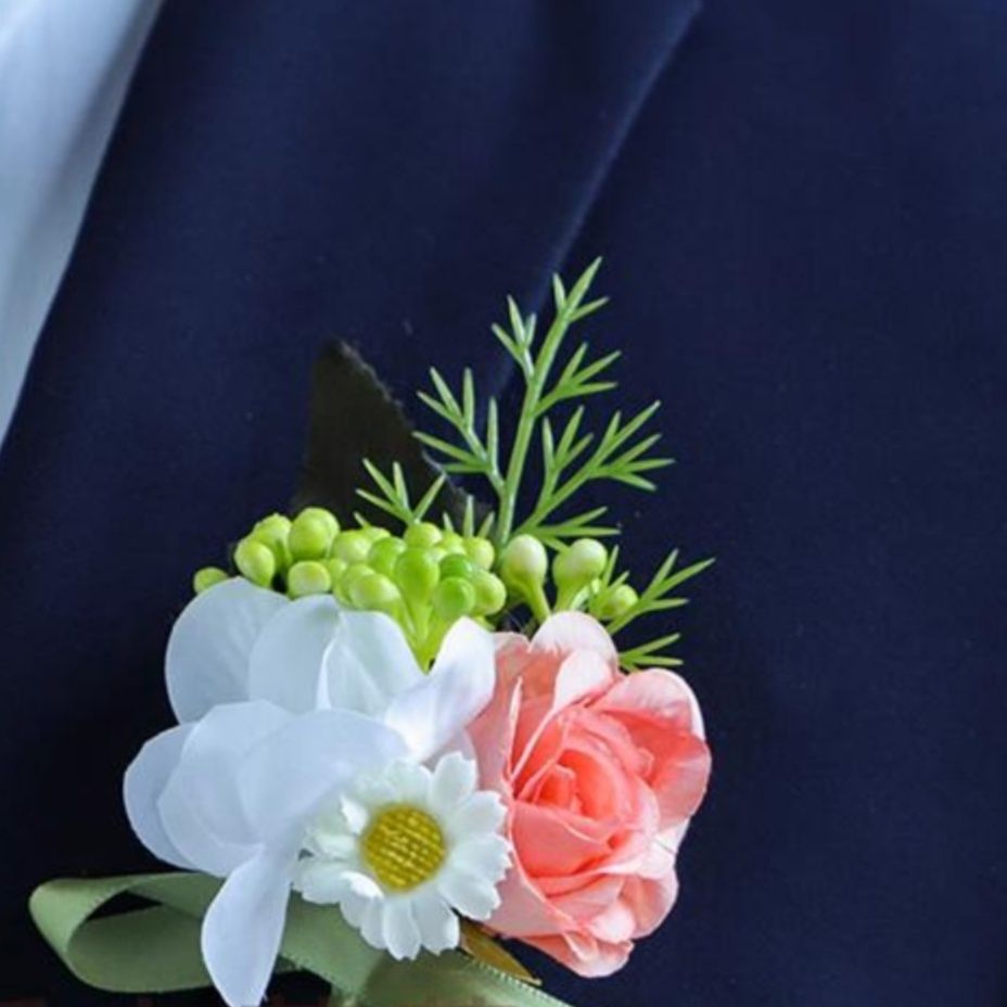 コサージュ 優美な華やぎ 胸元の祝福