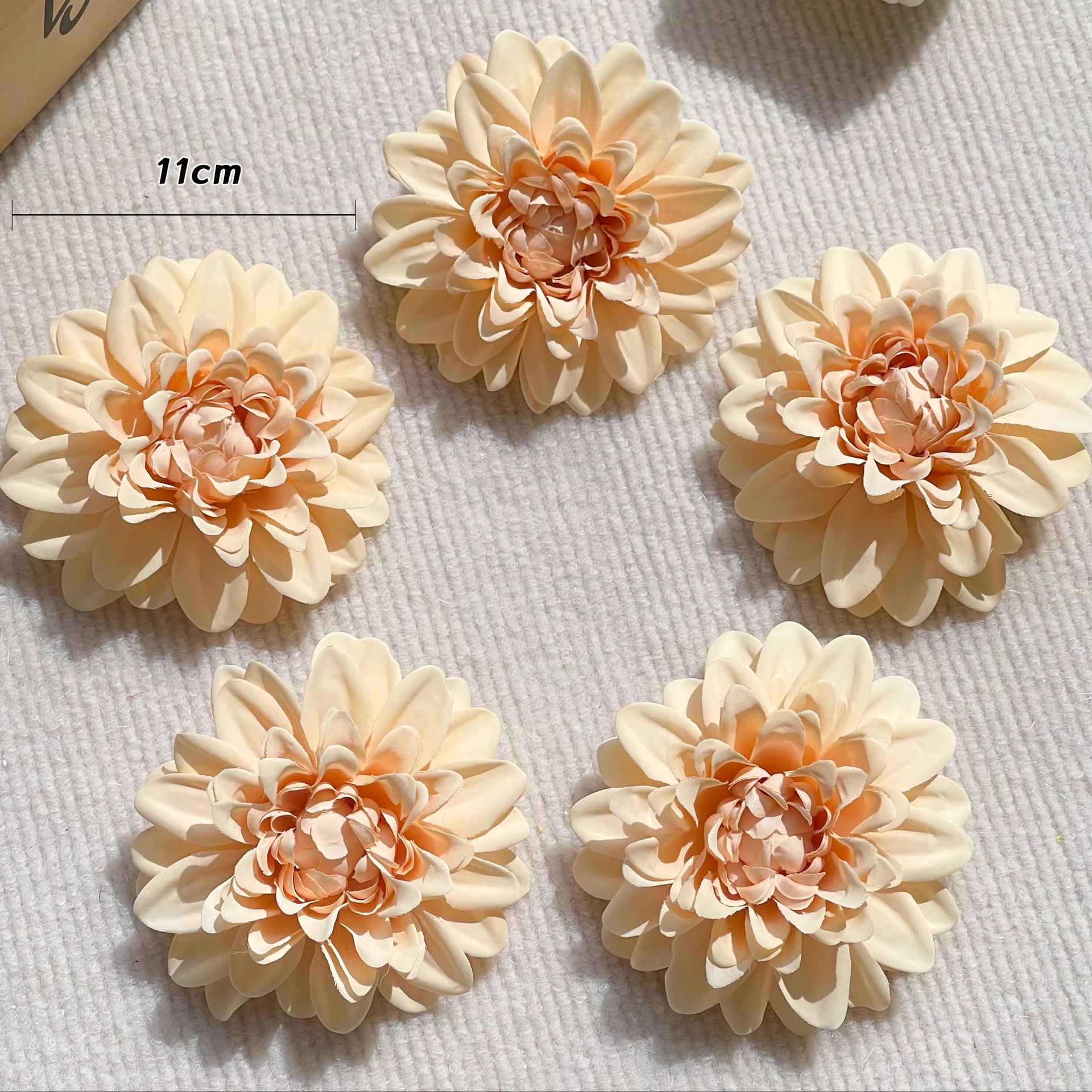 コサージュ 花びら重なる優美なコサージュ