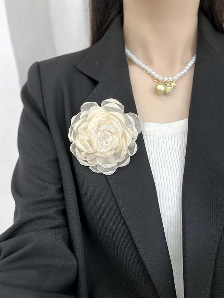 コサージュ 入学式 華やか花びら重ね ふわり咲く布花コサージュ