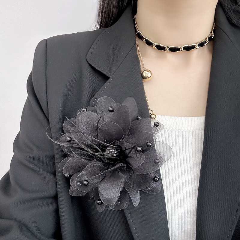 コサージュ 卒業式 優雅な花びらとフェザーのコサージュ