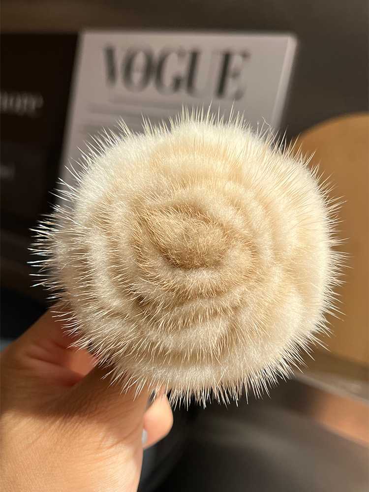 コサージュ 結婚式 優美な花咲く毛皮のロゼットコサージュ