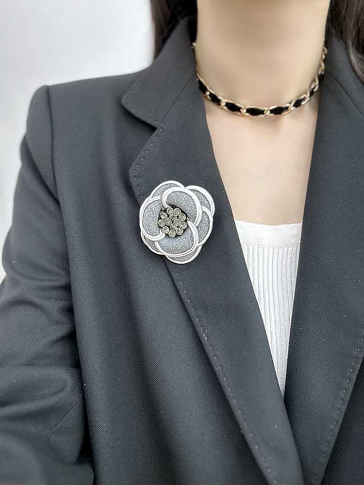 コサージュ 華やか花模様 宝石輝くコサージュ