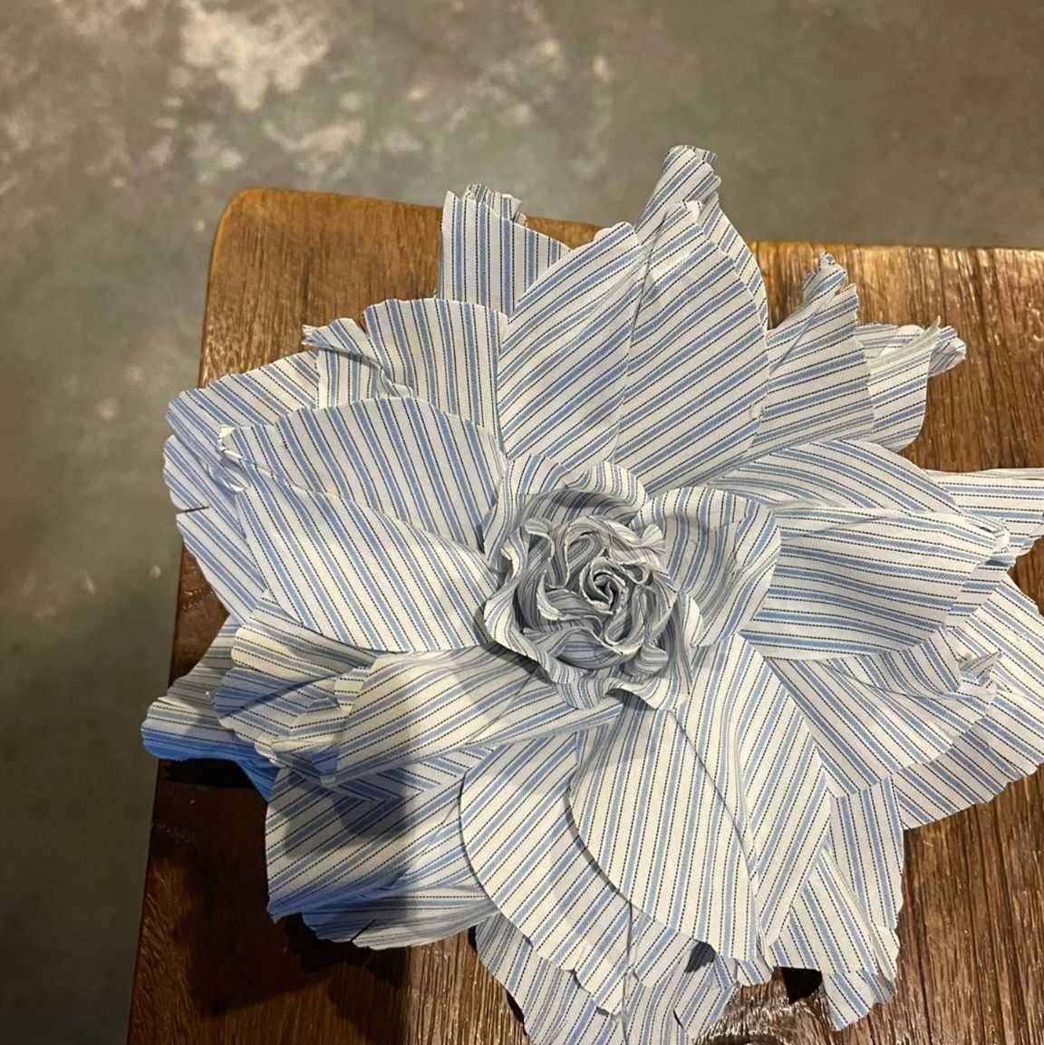 コサージュ 結婚式 優美なストライプ花びらのコサージュ