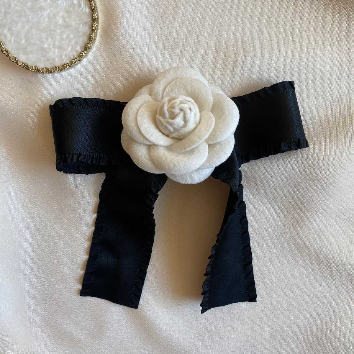 コサージュ 入学式 上品な花弁のリボンコサージュ