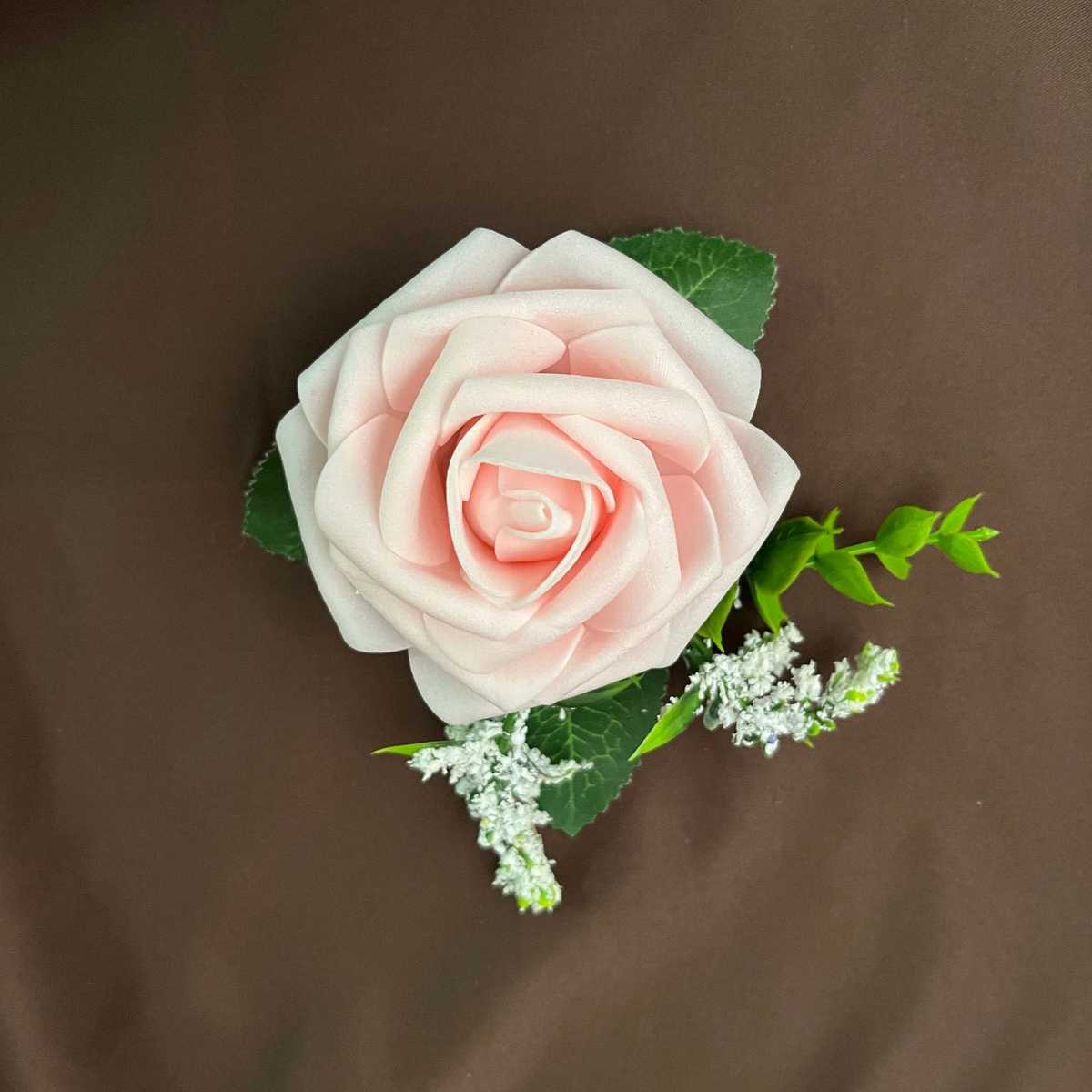 コサージュ 入学式 上品な花びら 祝いの日の胸元飾り