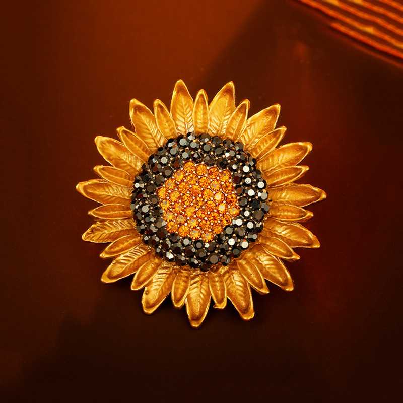 心が弾む華やかな装いを叶える黄色コサージュ5選