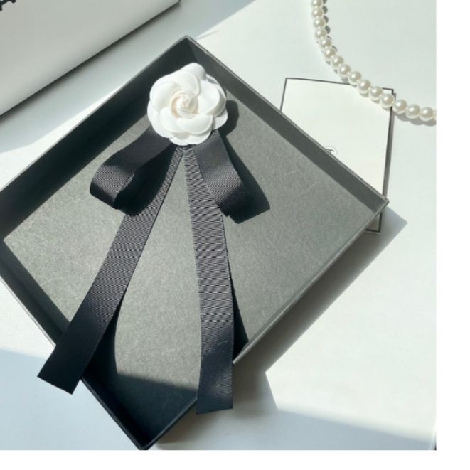 コサージュ 上品な薔薇と流れるリボンの卒業式コサージュ