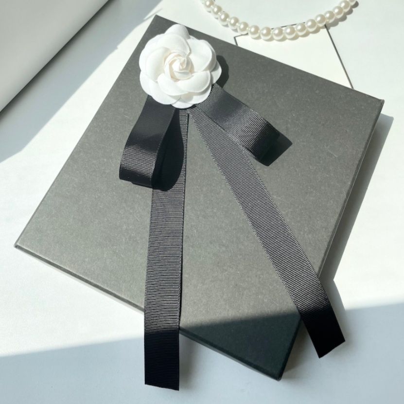 コサージュ 上品な薔薇と流れるリボンの卒業式コサージュ