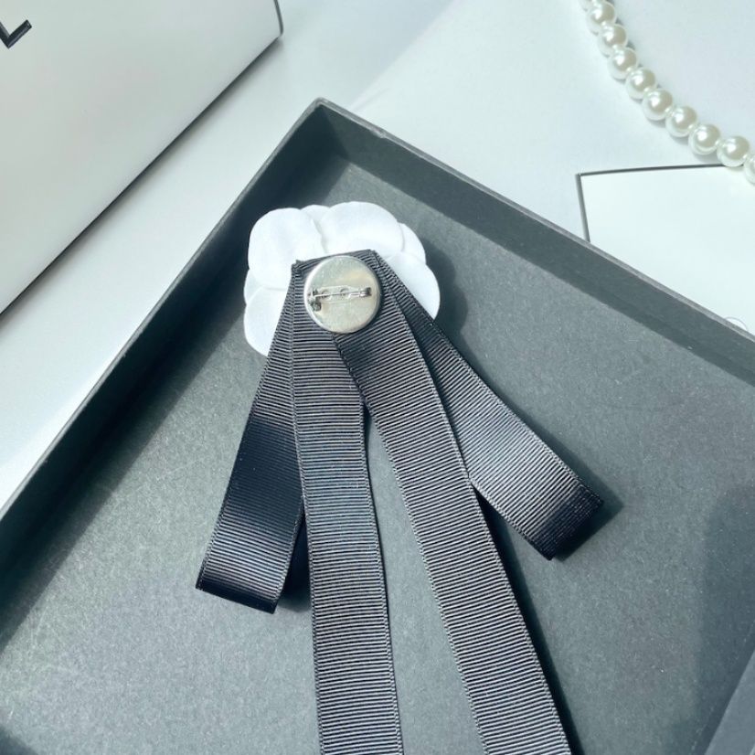 コサージュ 上品な薔薇と流れるリボンの卒業式コサージュ