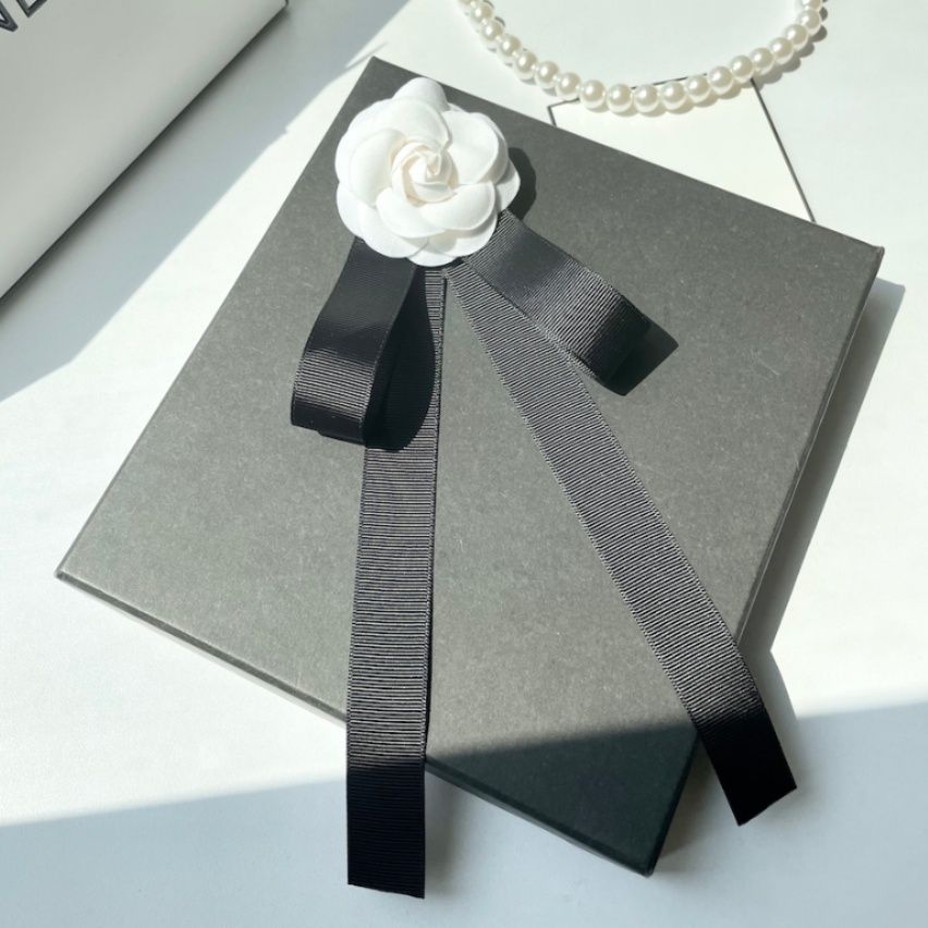 コサージュ 上品な薔薇と流れるリボンの卒業式コサージュ