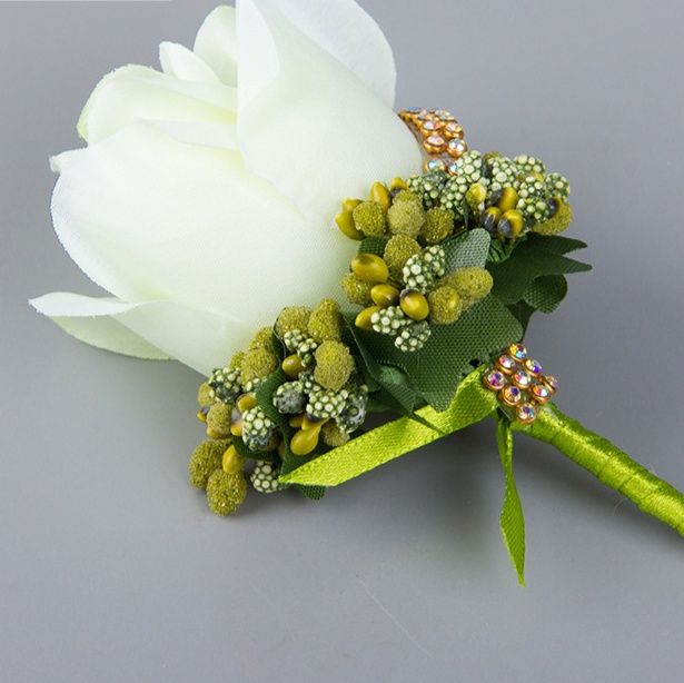 コサージュ 結婚式華やかな薔薇とパール装飾の胸元コサージュ