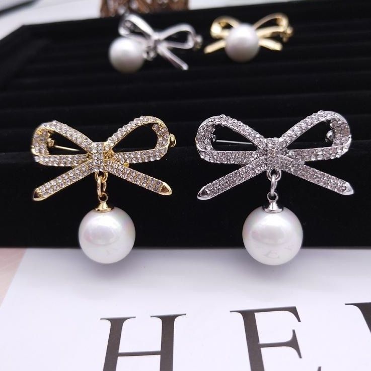 コサージュ入園式 輝石リボンと揺れるパール飾りの上品なブローチコサージュ