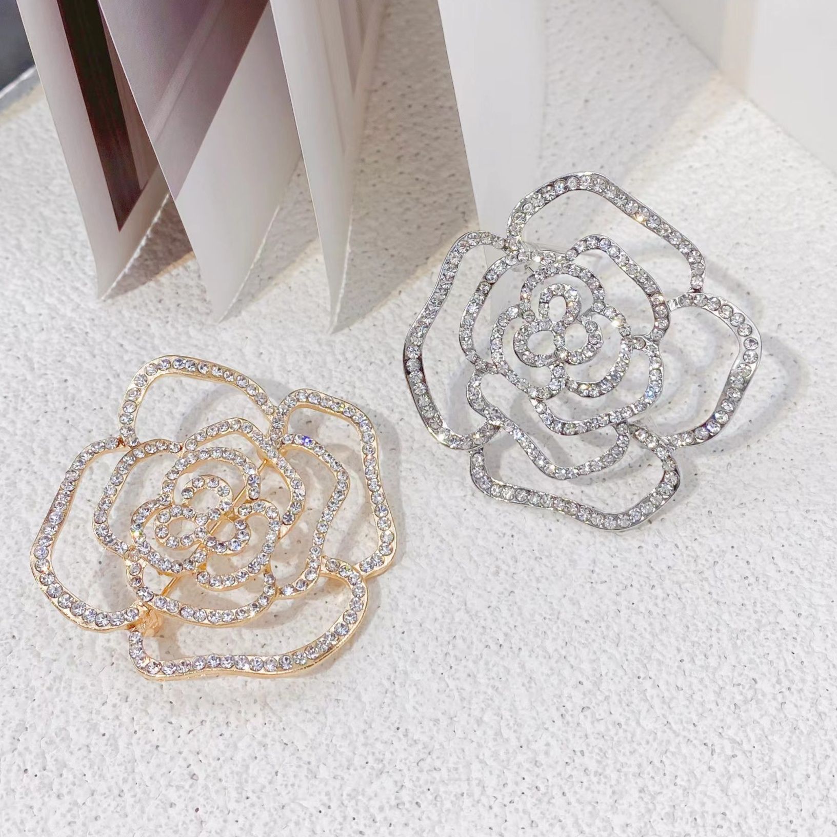 コサージュ 入学式輝石装飾薔薇モチーフブローチ