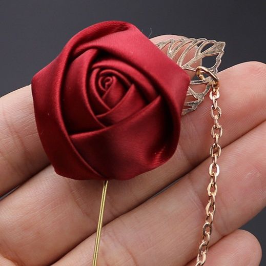 コサージュ卒業式 サテン薔薇と透かし葉のチェーン付きピンブローチ