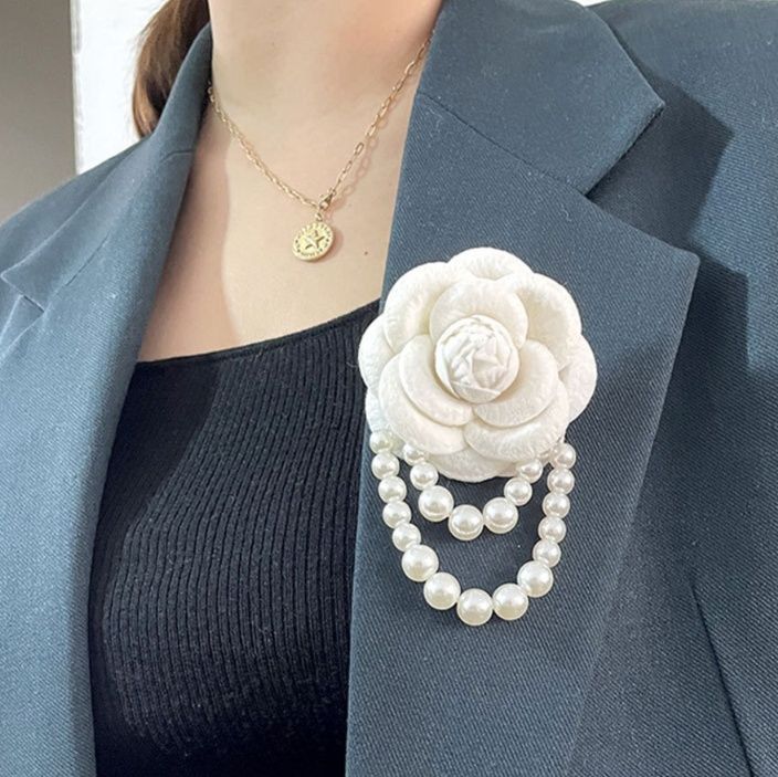 コサージュ 入学式　立体薔薇と真珠飾りの華やか