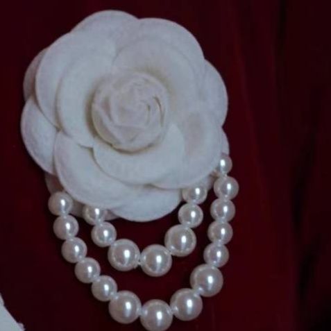 花びら重なる薔薇と揺れるパール飾りのコサージュ